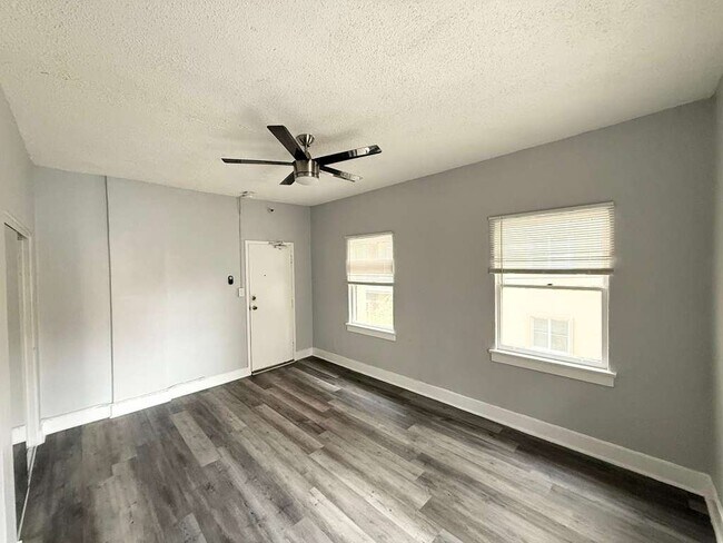 Foto del edificio - 849 S Kenmore Ave