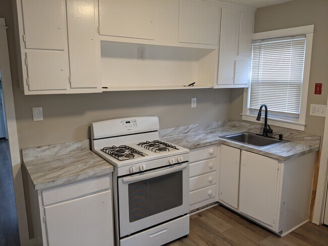 Building Photo - 1732 Lakeside Dr S