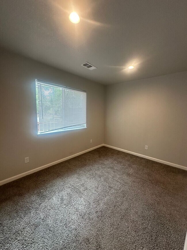 Building Photo - Super cute Jamestown Duplex!