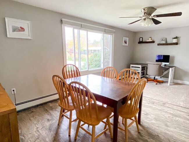 Comedor - 24 Riverdale Ave