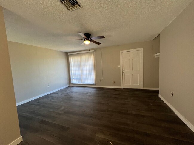 Foto del edificio - $1,350 ** Annual Lease ** 2 Bedroom / 1 Ba...