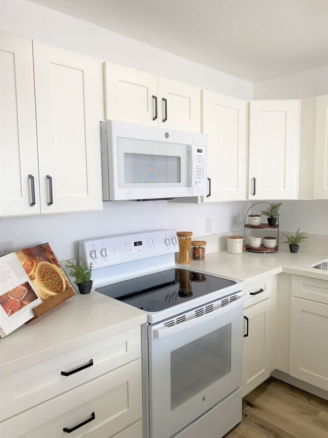 Foto del edificio - The Leilehua near Downtown Honolulu - Renovated 1 Bedroom 1 Bath 1 Covered Parking