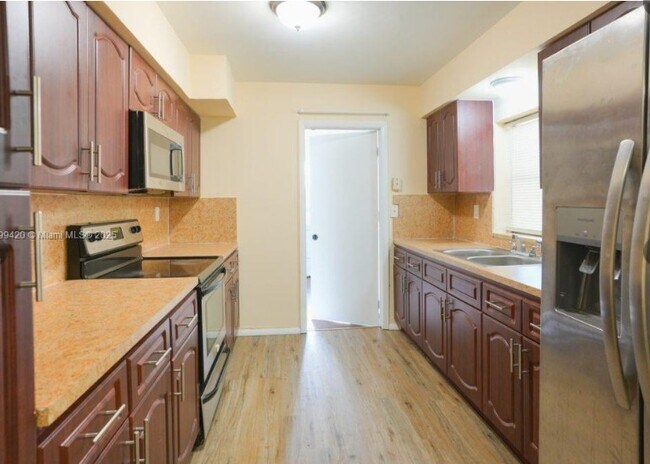 Foto del edificio - 135 NW 208th St