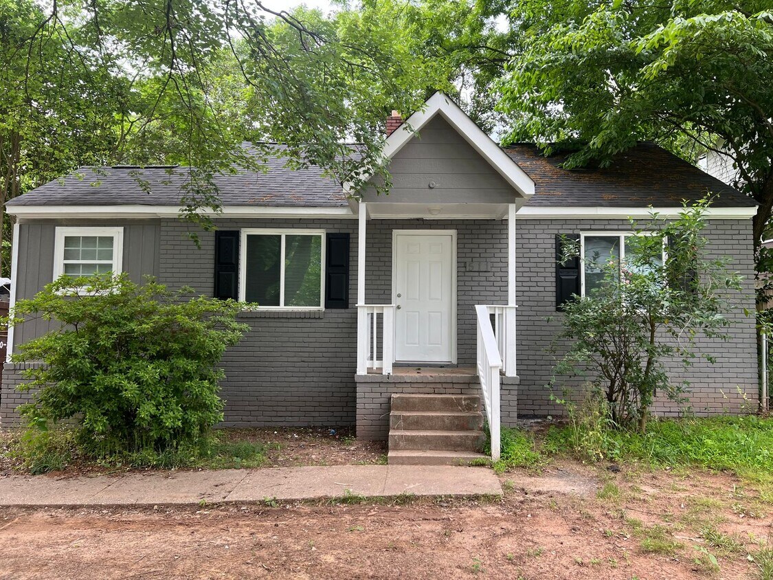 Foto principal - Remodeled 2 Bedroom in Camp North End area