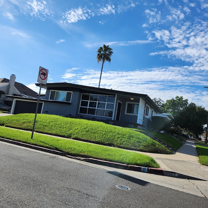 Foto principal - 5401 S Victoria Ave