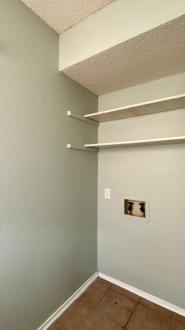 Building Photo - Gorgeous townhome available for immediate ...