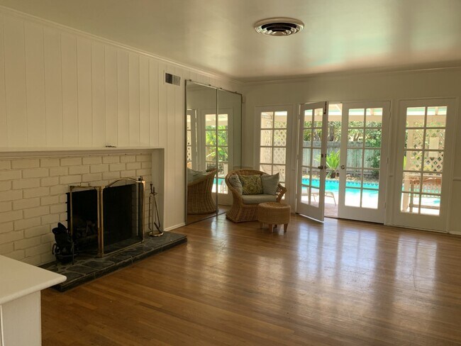 Liv Rm - 12804 Hatteras St