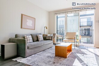 Building Photo - 5684 Bay St