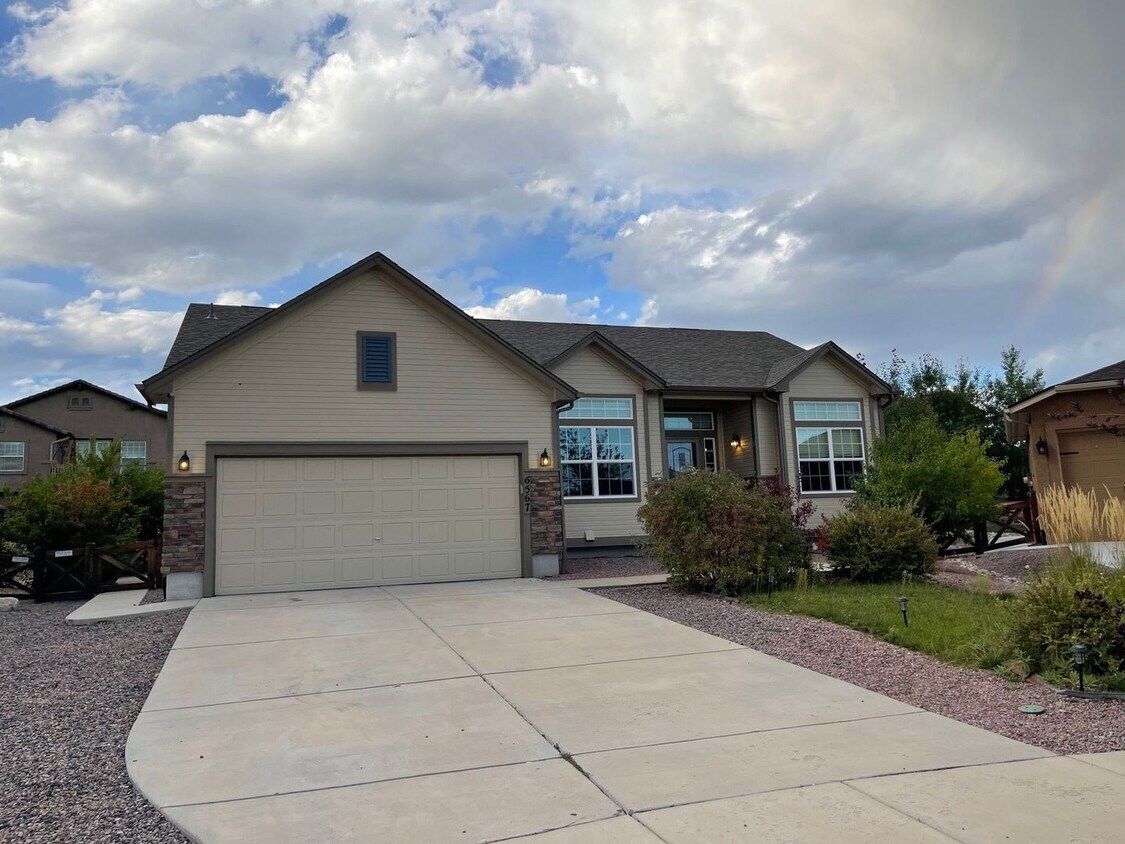 Primary Photo - 6567 Forest Thorn Ct., 5-bedroom, 3-bathro...