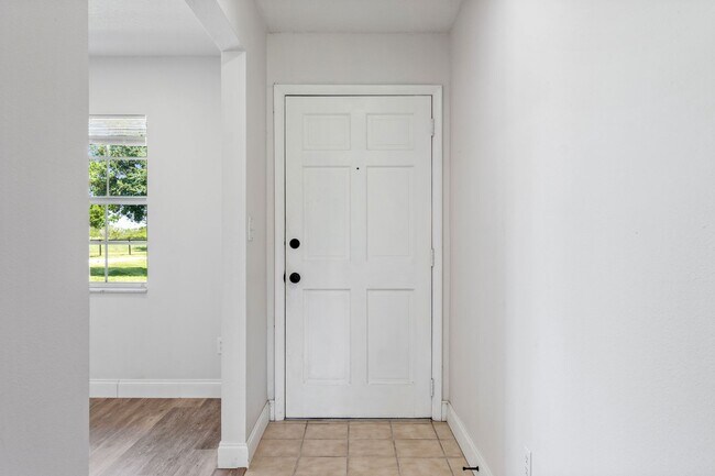 Building Photo - Charming 3/2.5 Home W/ 2 Car Garage on Ove...