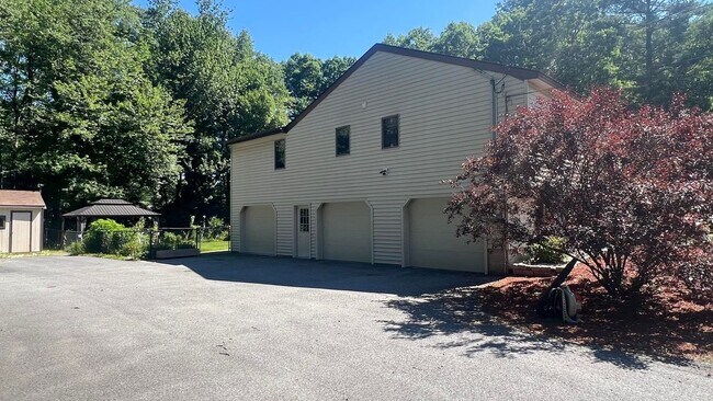 Building Photo - 3 Shady Ln