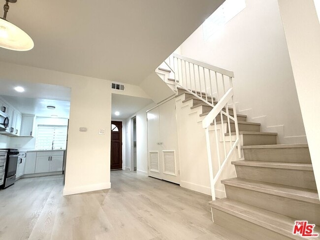 Building Photo - 3130 Montrose Ave