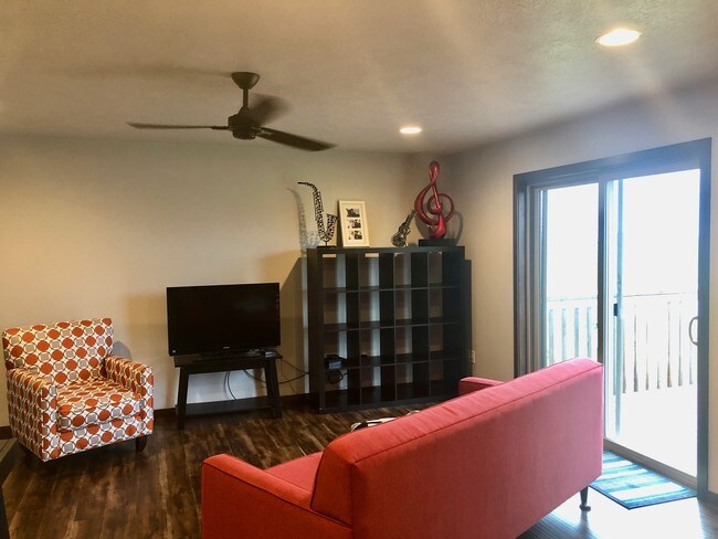 Área de estar de la planta principal - 4205 N Marion Rd