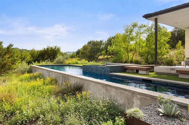 Foto del edificio - 4202 Serene Hills Dr