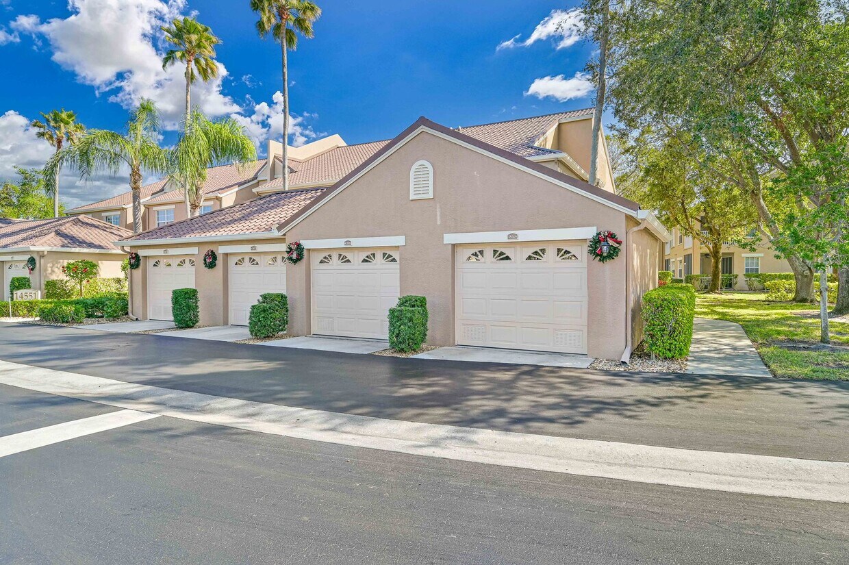 Foto principal - Now Available - 2nd Story Condo with Lake ...