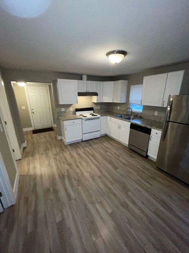 Building Photo - Classy 3BD/2BA House - Spacious Bedrooms, ...