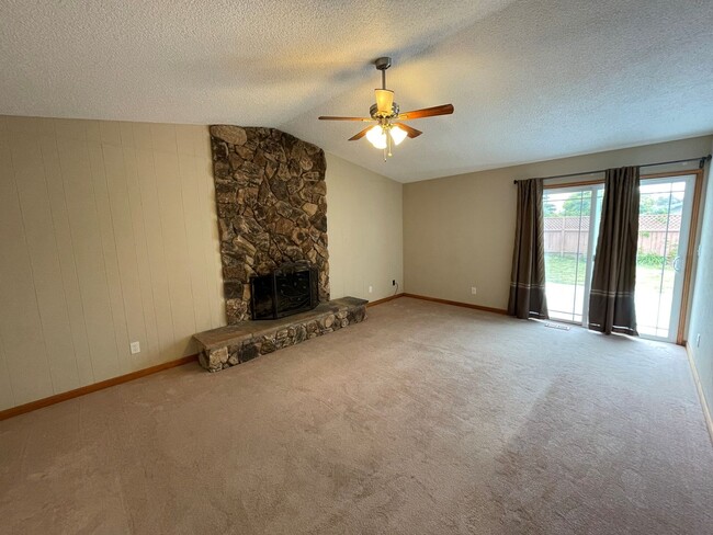 Building Photo - Charming 3 Bedroom, 2 Bath Home with Attac...