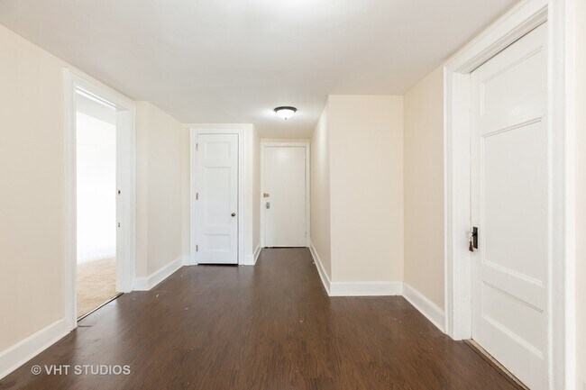 Building Photo - 5300 S Shore Dr