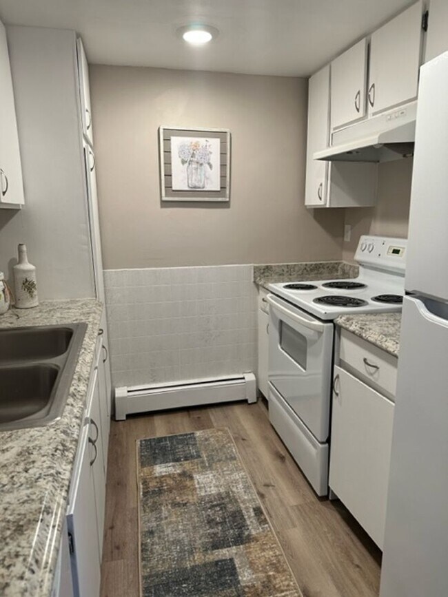Foto del edificio - Updated Condo with outdoor Pool  ***Next to CMU***