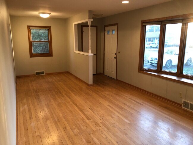 Entrada principal y sala de estar - 5206 Shore Acres Rd