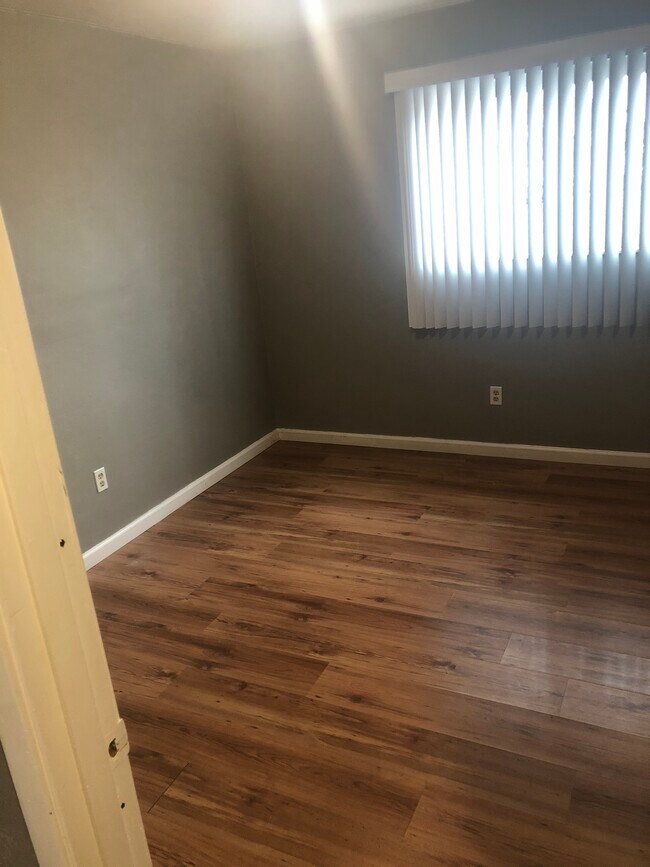 Bed room - 800 Cunningham Ave