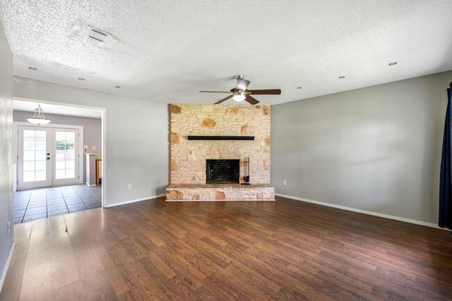Building Photo - 1153 Brookswood Ave