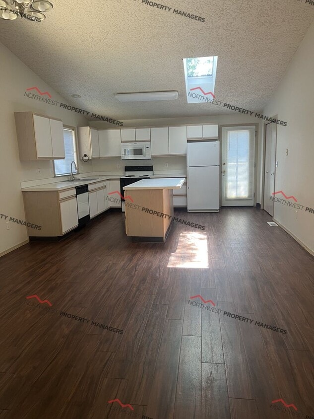 Building Photo - R152B