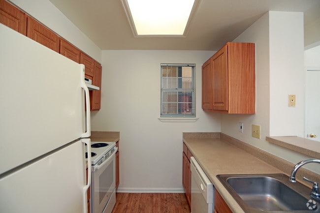 2BR, 1BA - Fairfield - Huntington Ridge Apartments
