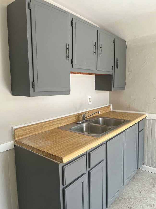 Building Photo - 8220 Sowinski Ave