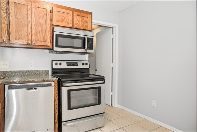 Building Photo - 6654 162nd Ct