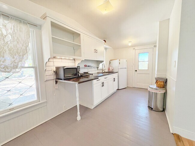 Foto del edificio - Cute country cottage, utilities included!