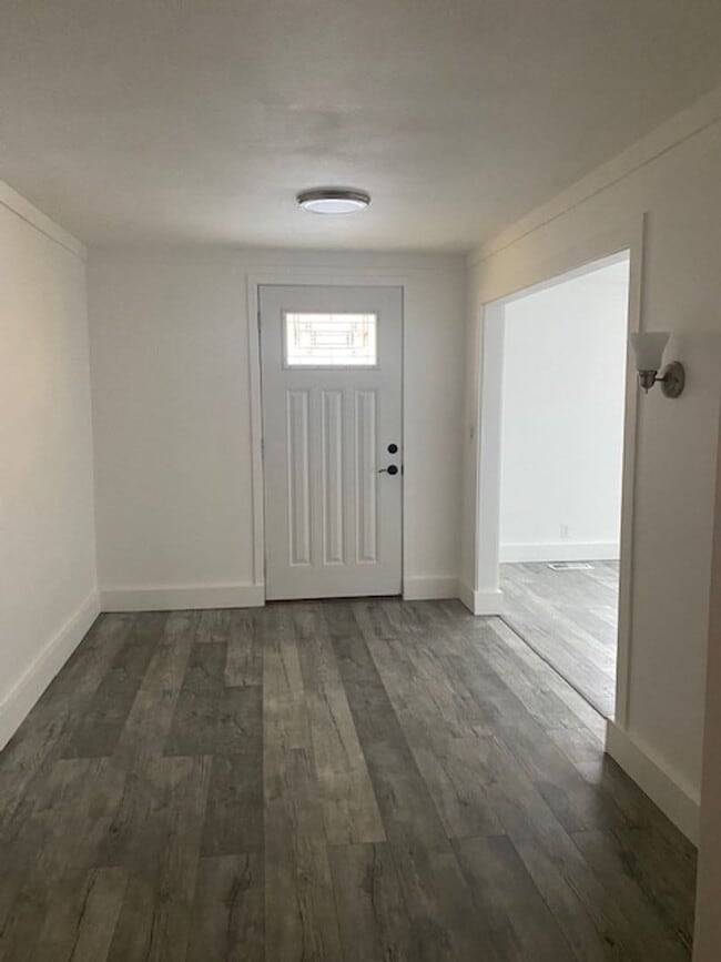Building Photo - Stunning Water View House for Rent