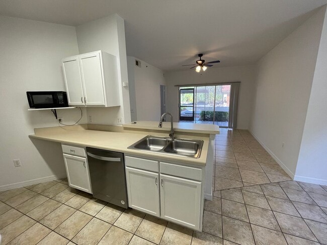 Building Photo - ANNUAL RENTAL - FIRST FLOOR 2 BED / 2 BATH AT FAIRWAY PRESERVE