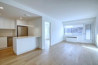 Building Photo - 4555 Av. Bonavista