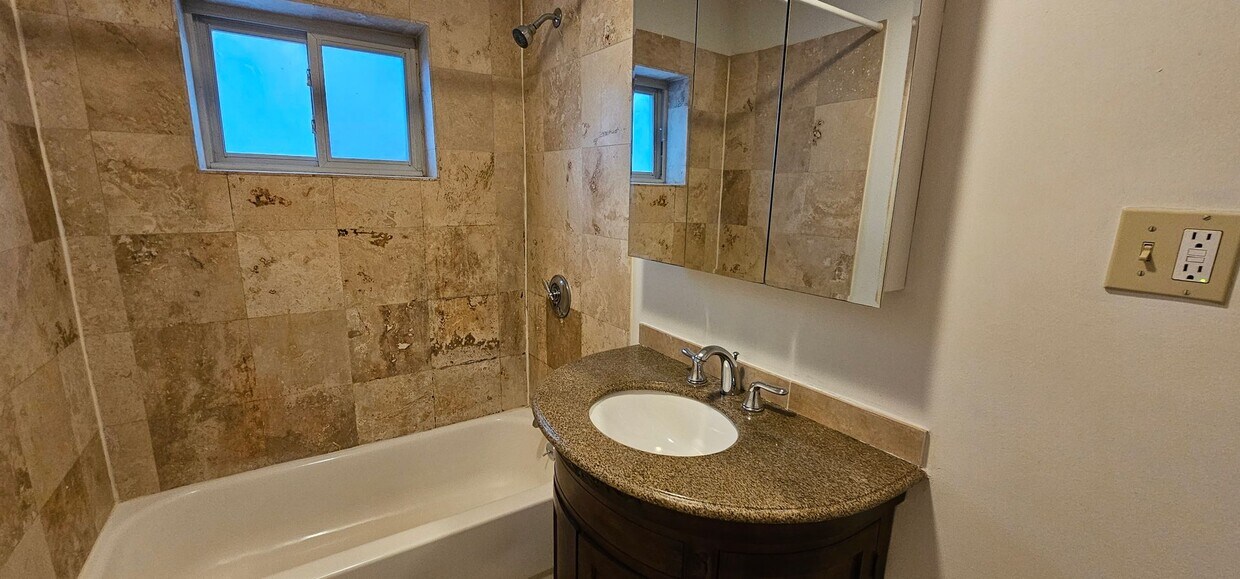 Foto principal - Spacious, Bright 2-Bed with Heat and Hot W...