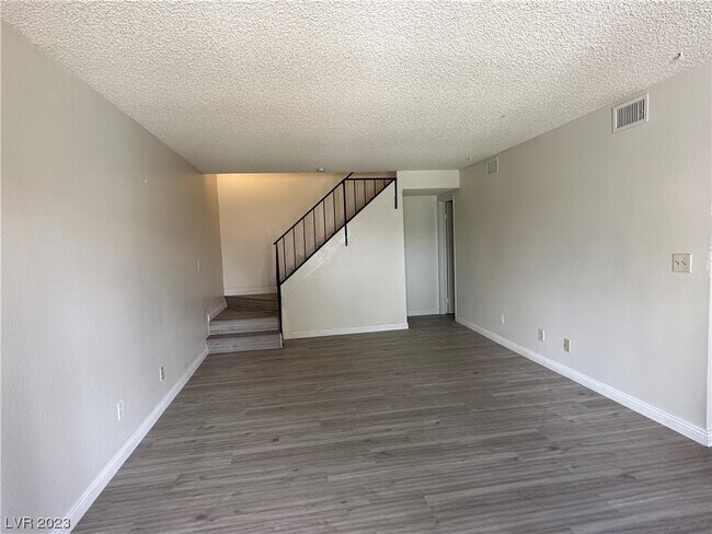 Building Photo - 6905 Round Tree Dr