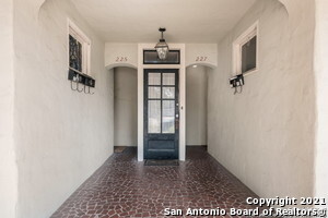 Building Photo - 227 E Woodlawn Ave