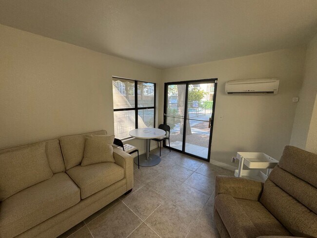 Foto del edificio - Fully Furnished Ground-Floor Condo with Po...