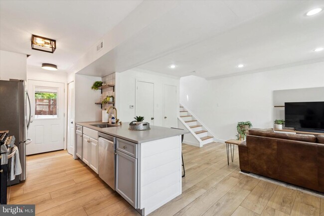 Building Photo - 305 Ripka St