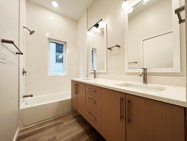 Baño principal con tocador doble - 547 Winton Ter NE