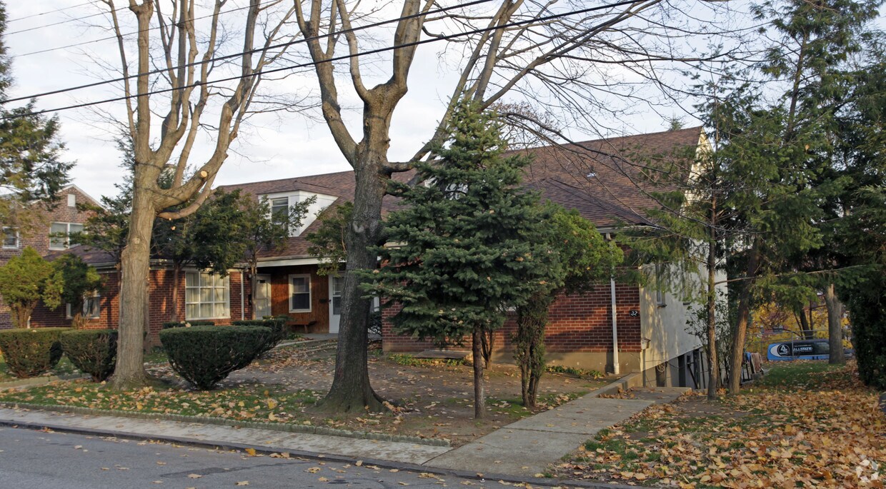 Building Photo - 32-42 Vernon Ave