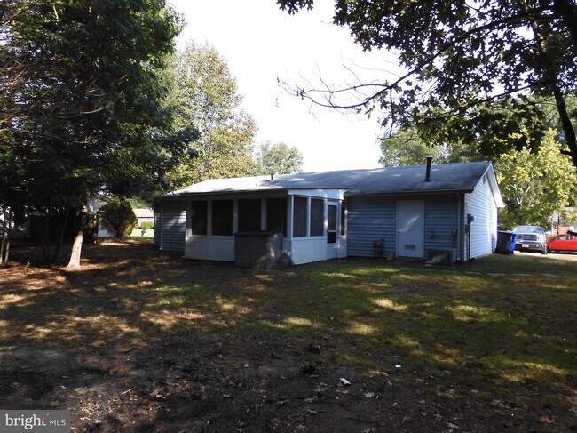 Building Photo - 1105 Cambridge Dr