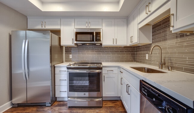 Disponemos de cocinas renovadas con acabados de alta gama. Consulte con nuestro equipo de arrendamiento para obtener más información. - 3400 Avenue Of The Arts