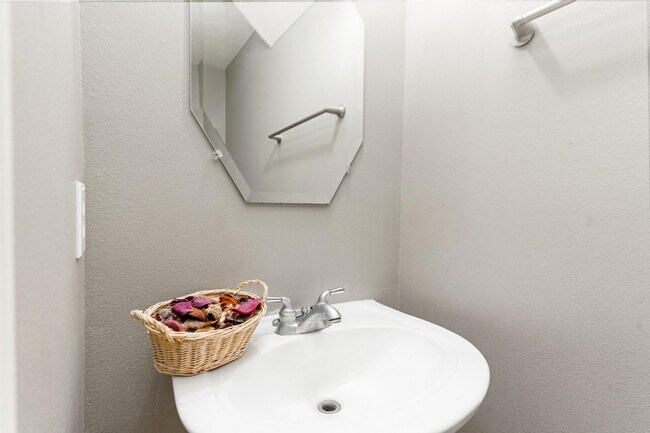 Building Photo - 3531 Shoreview Ln