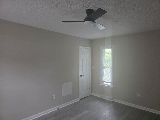 Building Photo - NEWLY UPDATED HOME!