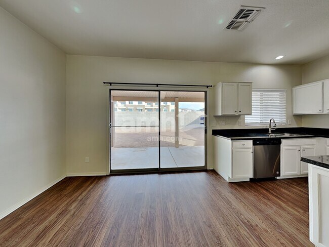 Foto del edificio - 12930 W Clarendon Ave