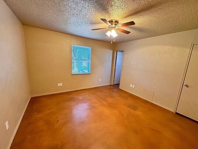 Foto del edificio - 5204 Hideaway Ct