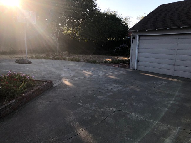 Building Photo - 920 Murchison Dr