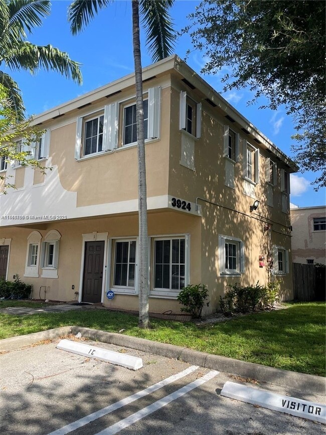 Building Photo - 3926 SW 52nd Ave