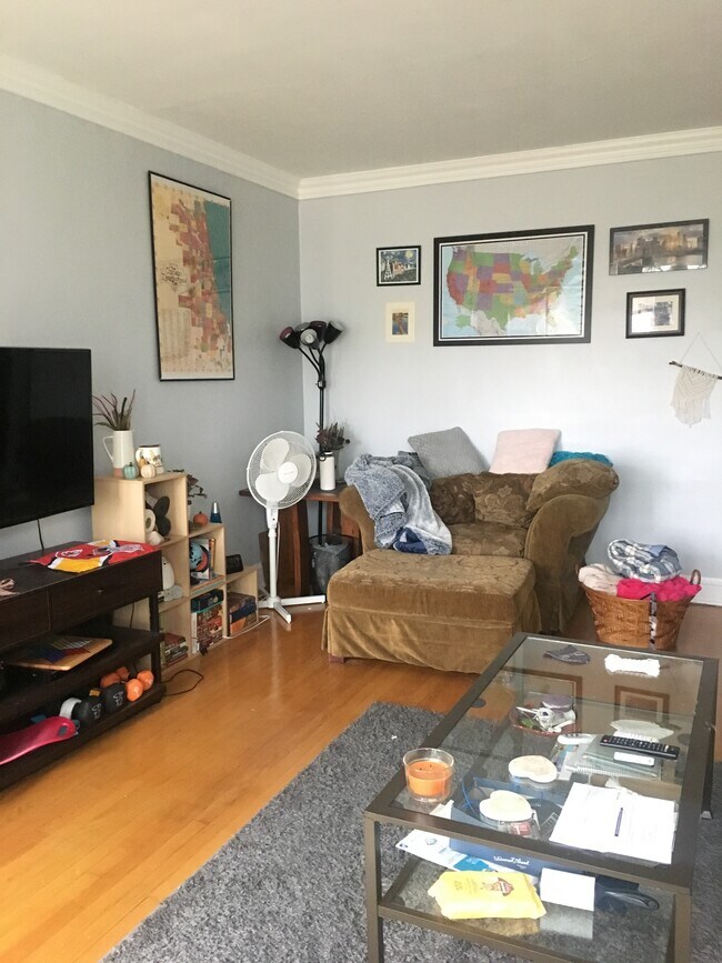 Living Room - 4355 N Paulina St